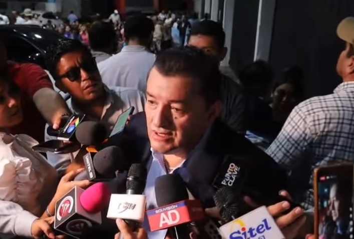 Fernández dice ya tener a su acompañante de fórmula,...