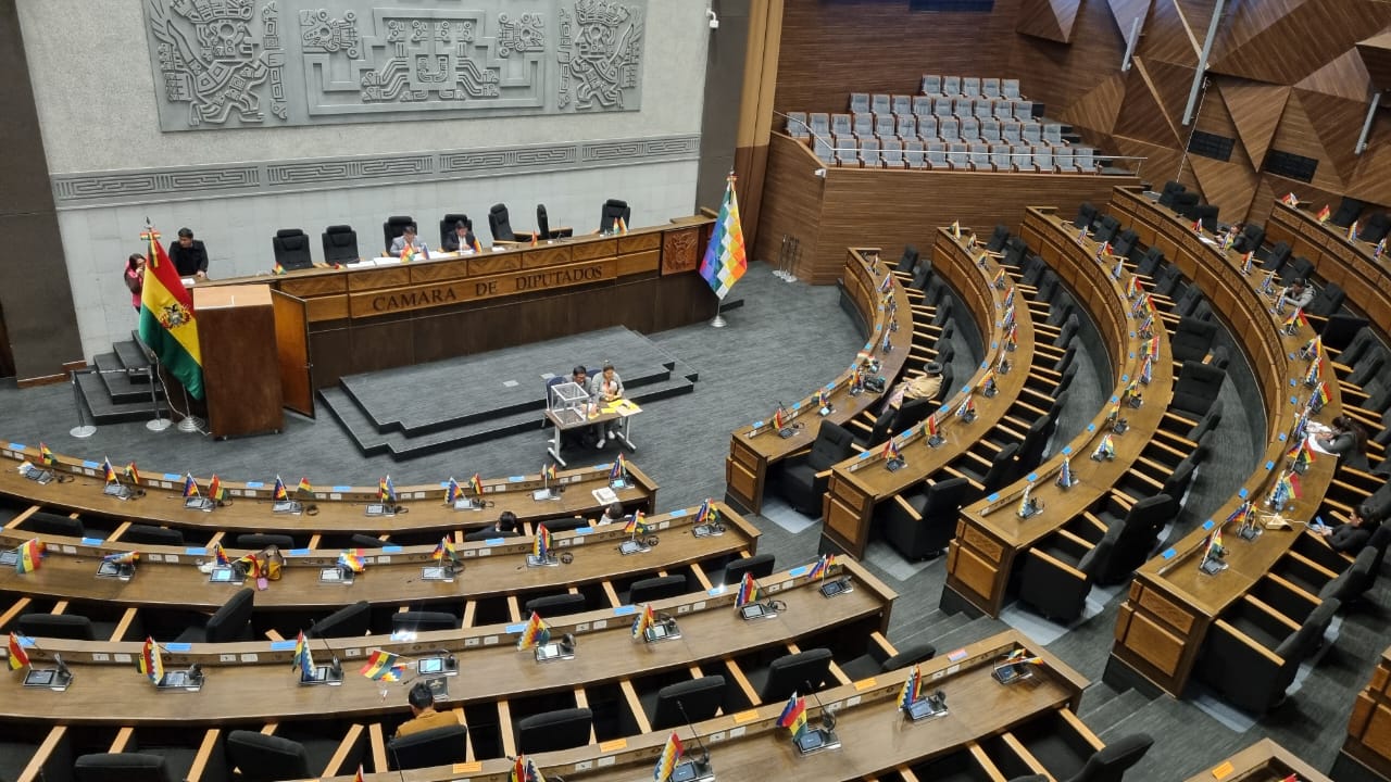 Tras incidentes y acusaciones, Comisión de Diputados...