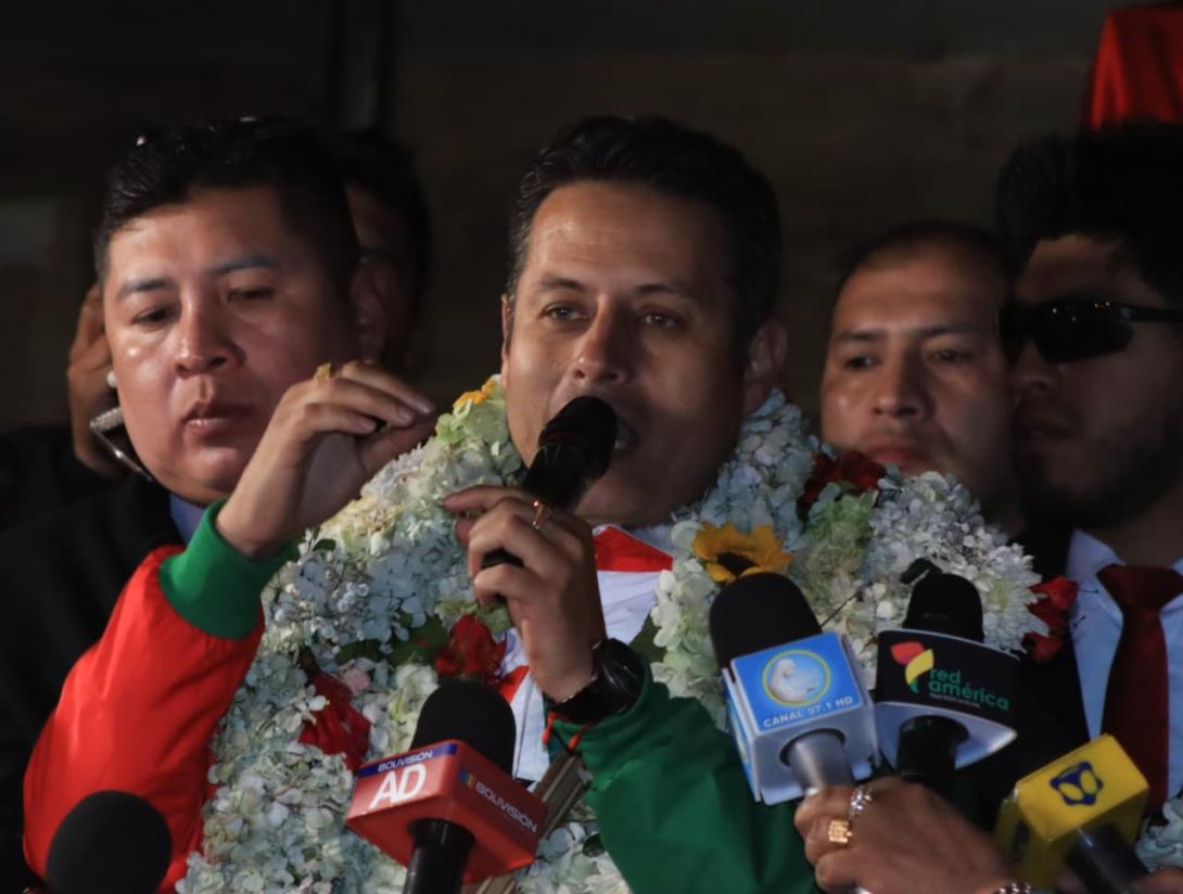 Lara desata la euforia en El Alto y lanza advertencias...