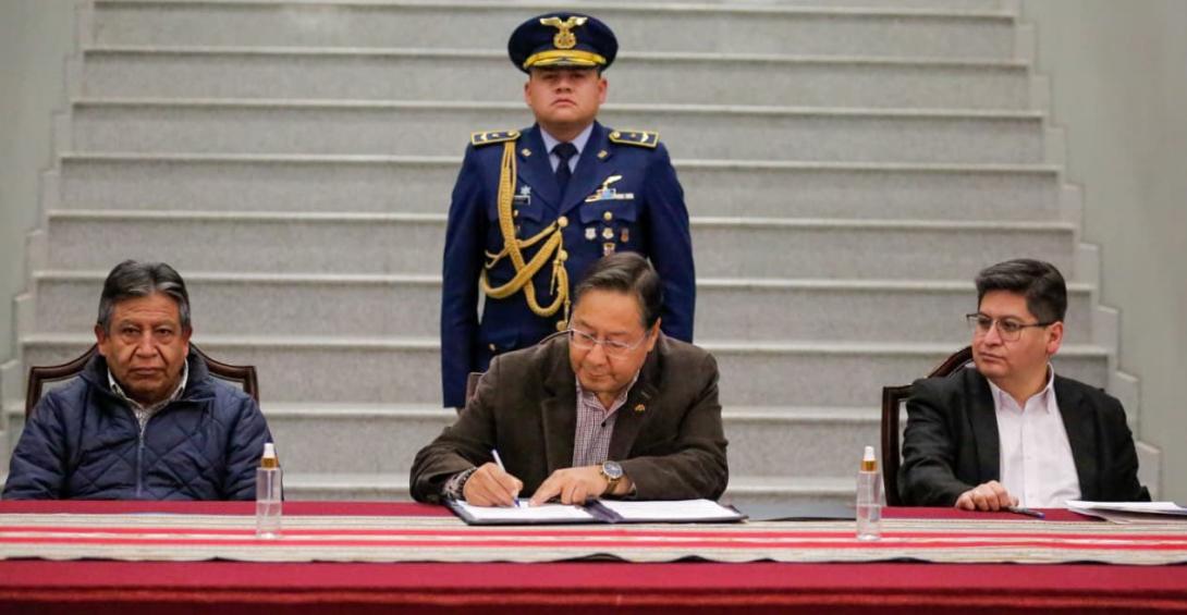 En menos de un mes cinco autoridades de Estado renunciaron...