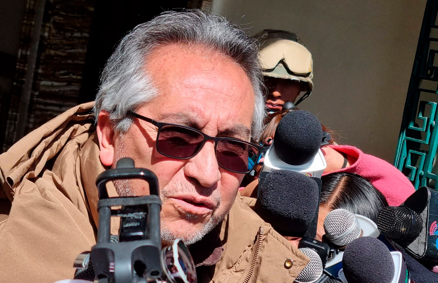 Torrico critica a Tuto y Paz por ir a EEUU: uno por...