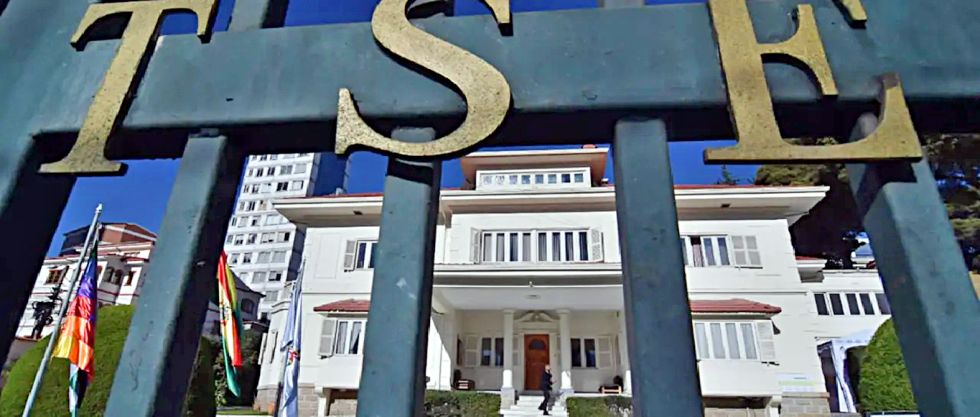 TSE accede a solicitudes de Libre para obtener documentos...