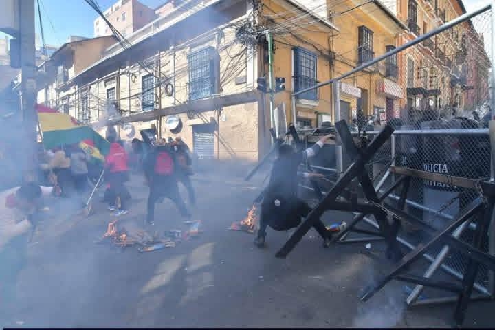 Al menos 12 personas fueron aprehendidas tras los enfrentamientos...