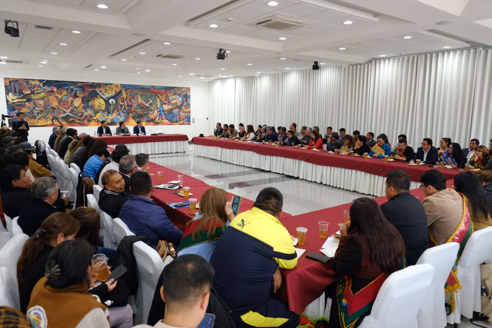 El Gobierno rechaza los bloqueos e insiste a la COB...