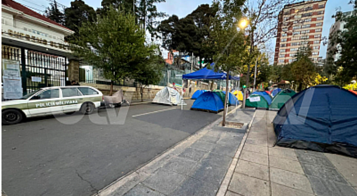 Seguidores de René Yahuasi bloquean el acceso al Tribunal Supremo Electoral