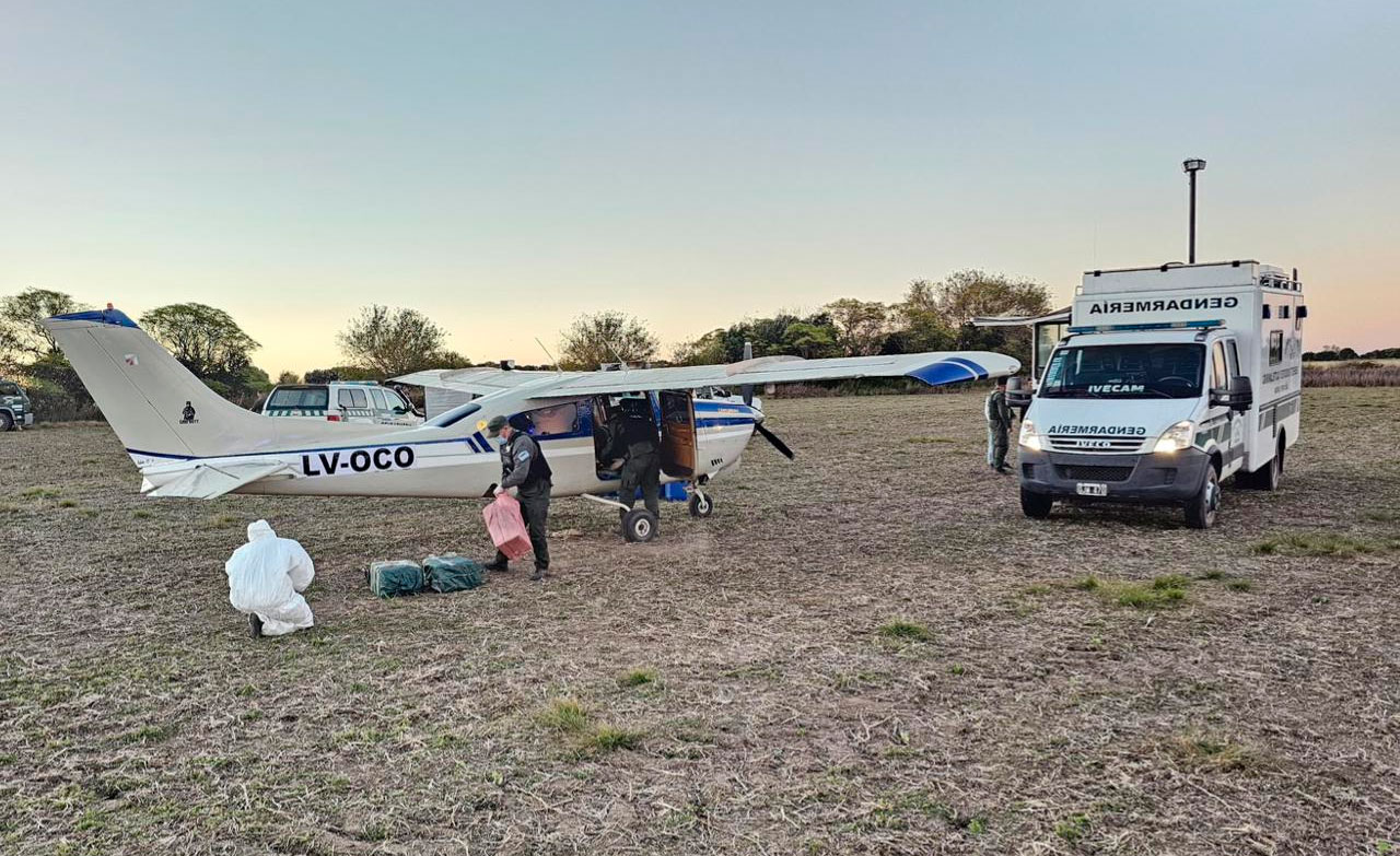 Argentina: Atrapan a piloto y copiloto bolivianos, además de una aeronave con 320 kilos de cocaína